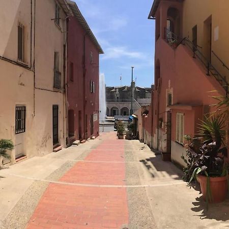 Between The Roofs Of Menton Old Town And The Sea Dış mekan fotoğraf