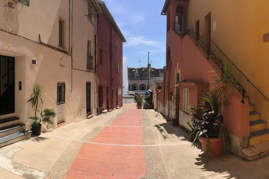 Between The Roofs Of Menton Old Town And The Sea Dış mekan fotoğraf