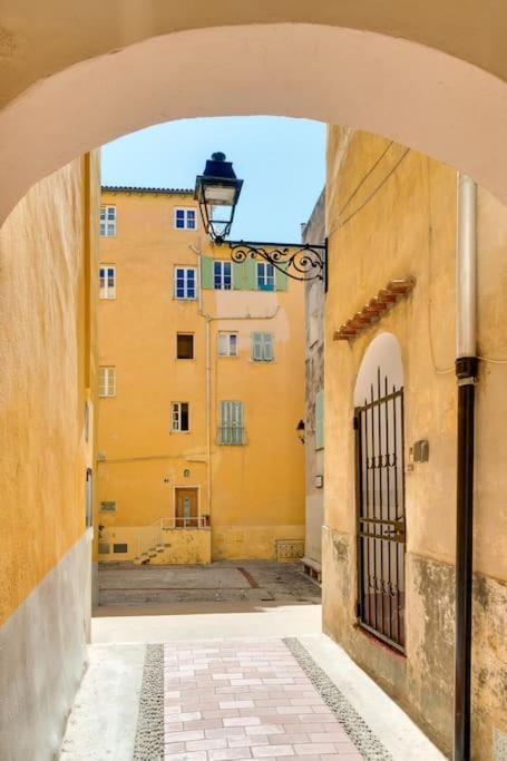 Between The Roofs Of Menton Old Town And The Sea Dış mekan fotoğraf