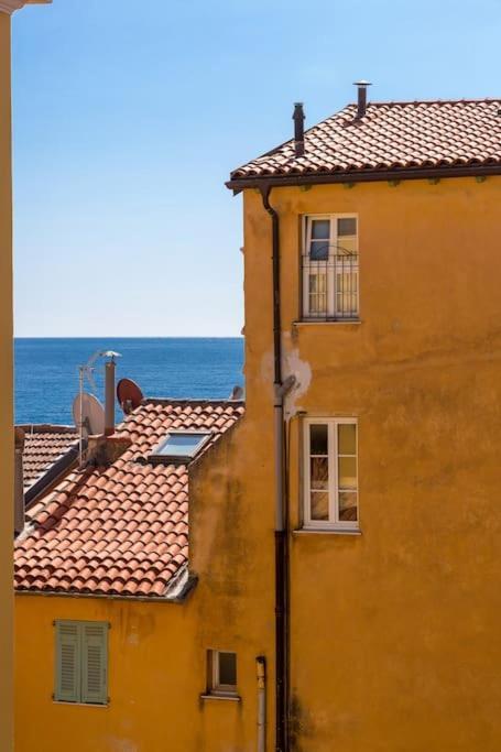 Between The Roofs Of Menton Old Town And The Sea Dış mekan fotoğraf