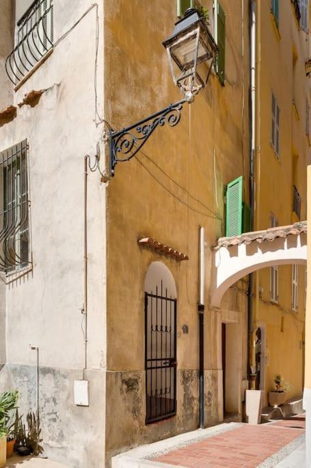 Between The Roofs Of Menton Old Town And The Sea Dış mekan fotoğraf